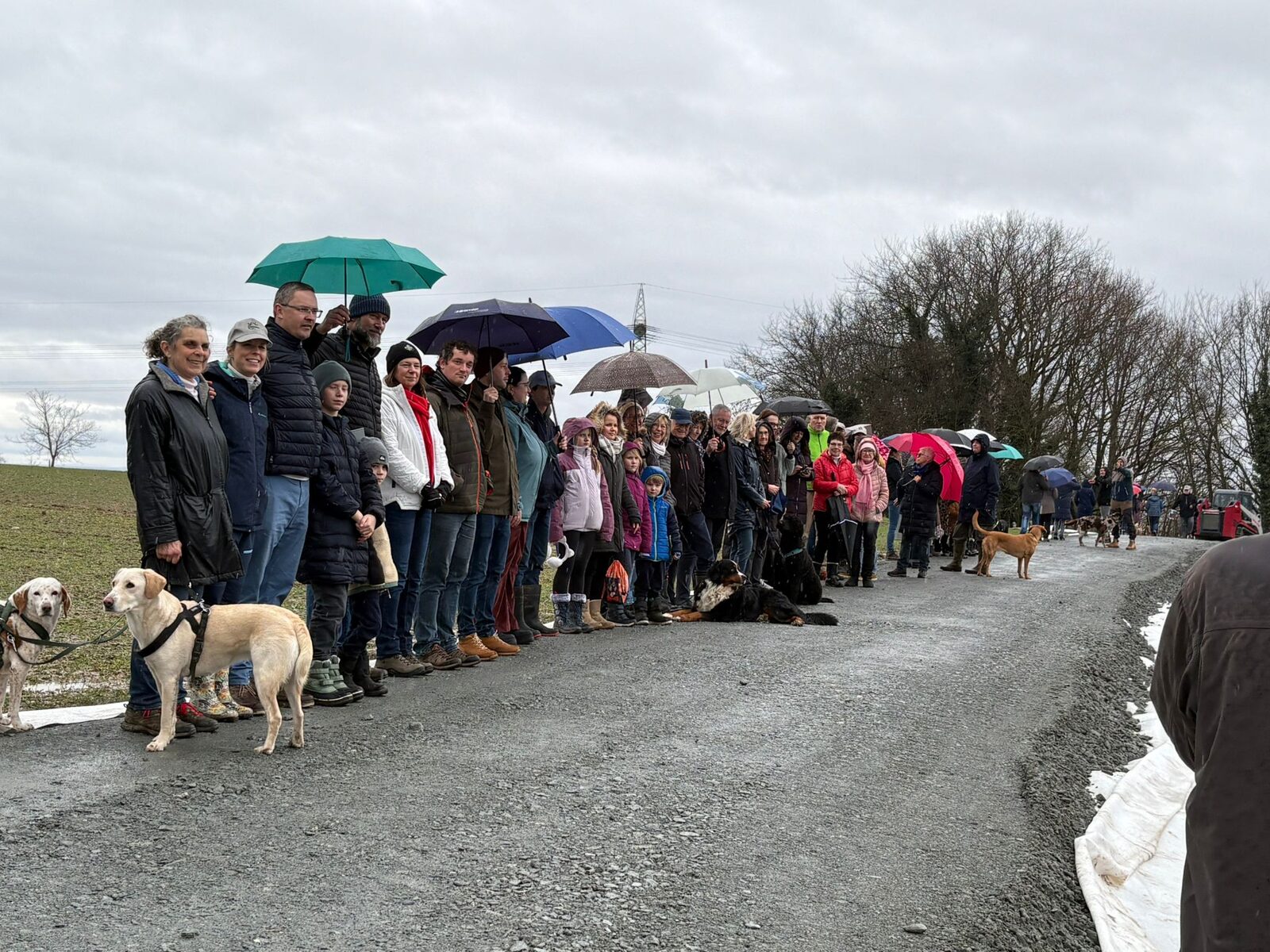 Rund 60 Menschen beim verregneten Spaziergang in Breckenheim mit Schirmen