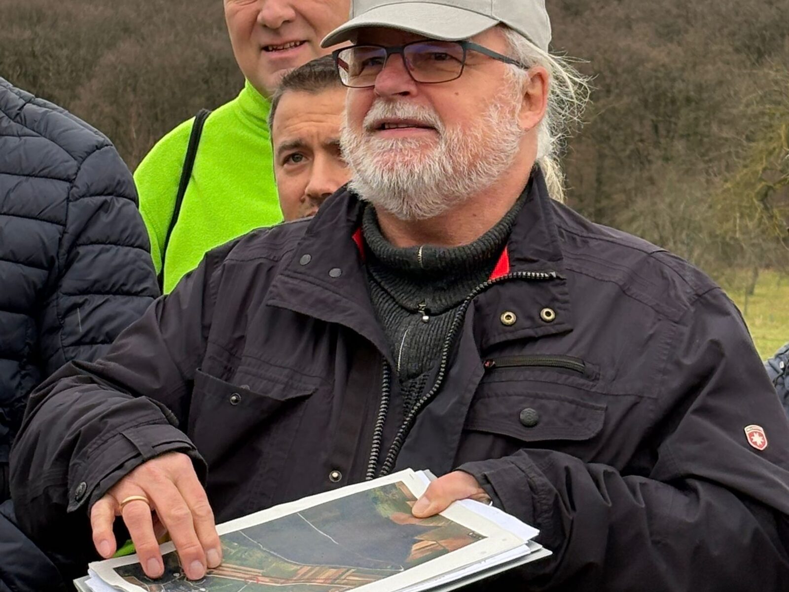 Dr. Dietmar Schell erläutert Unterlagen während des Spaziergangs