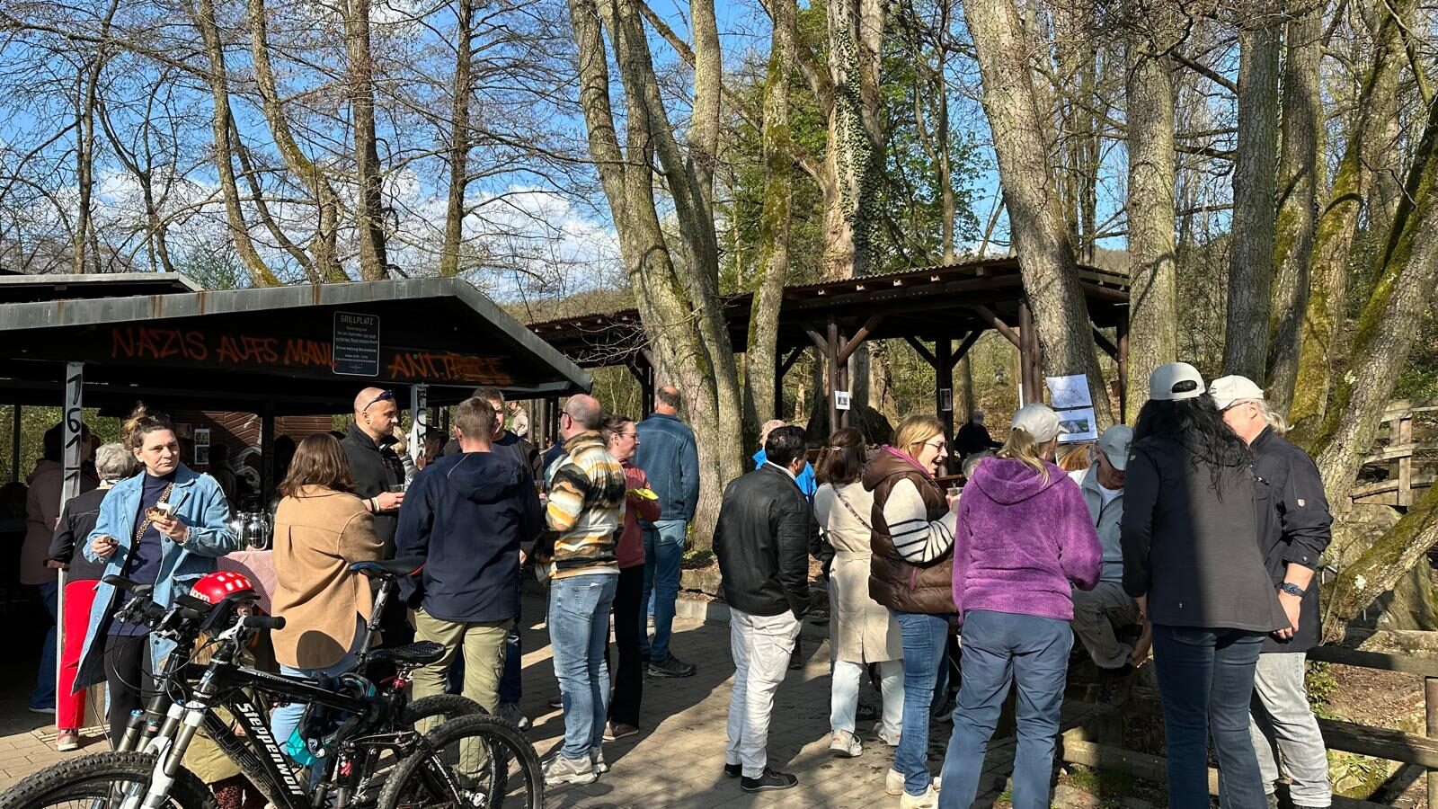 Geselliger Abschluss am Pfingstborn bei Sonnenschein mit Kuchen und Getränken