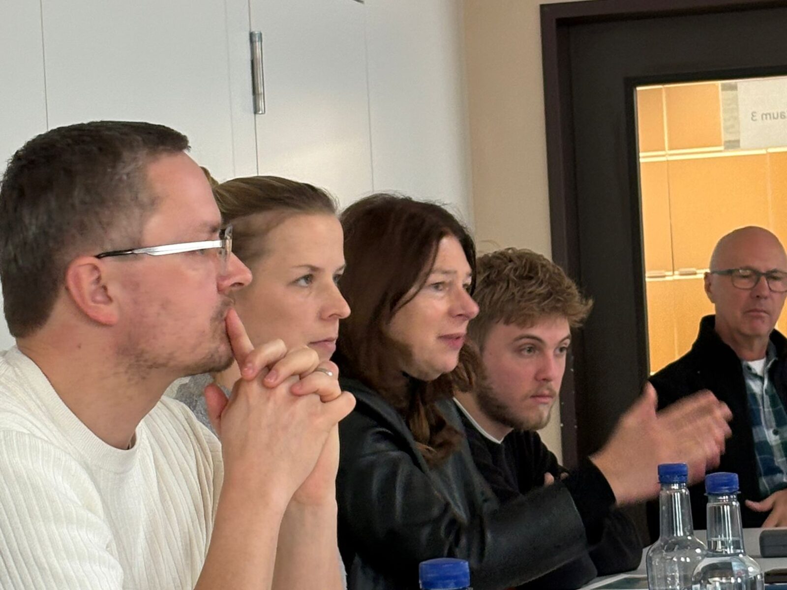 Diskussion beim Vor-Ort-Termin mit Amprion im Vereinshaus Breckenheim